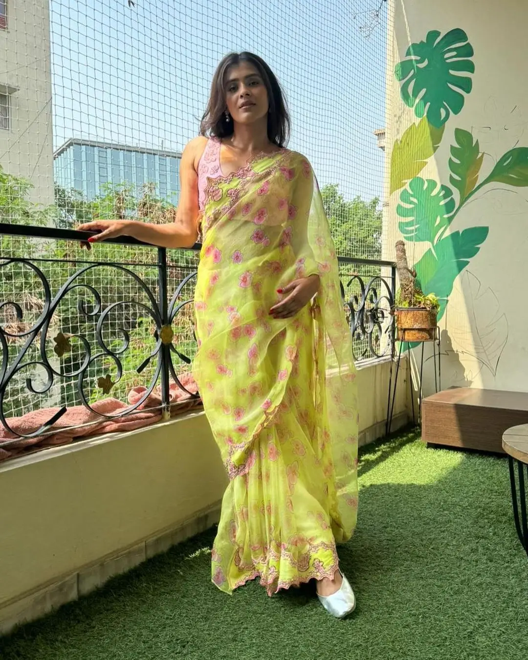 HEBAH PATEL IN YELLOW SAREE SLEEVELESS WHITE BLOUSE 7